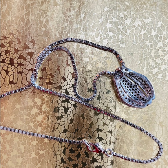 Gorgeous and elegant cubic zirconia 2 tone oave pendant with box link chain - Picture 4 of 8